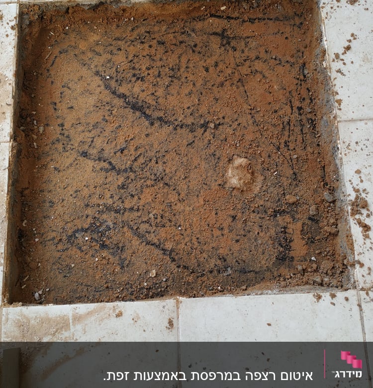 אזור חפירה ברצפה עם דלי אקרילי